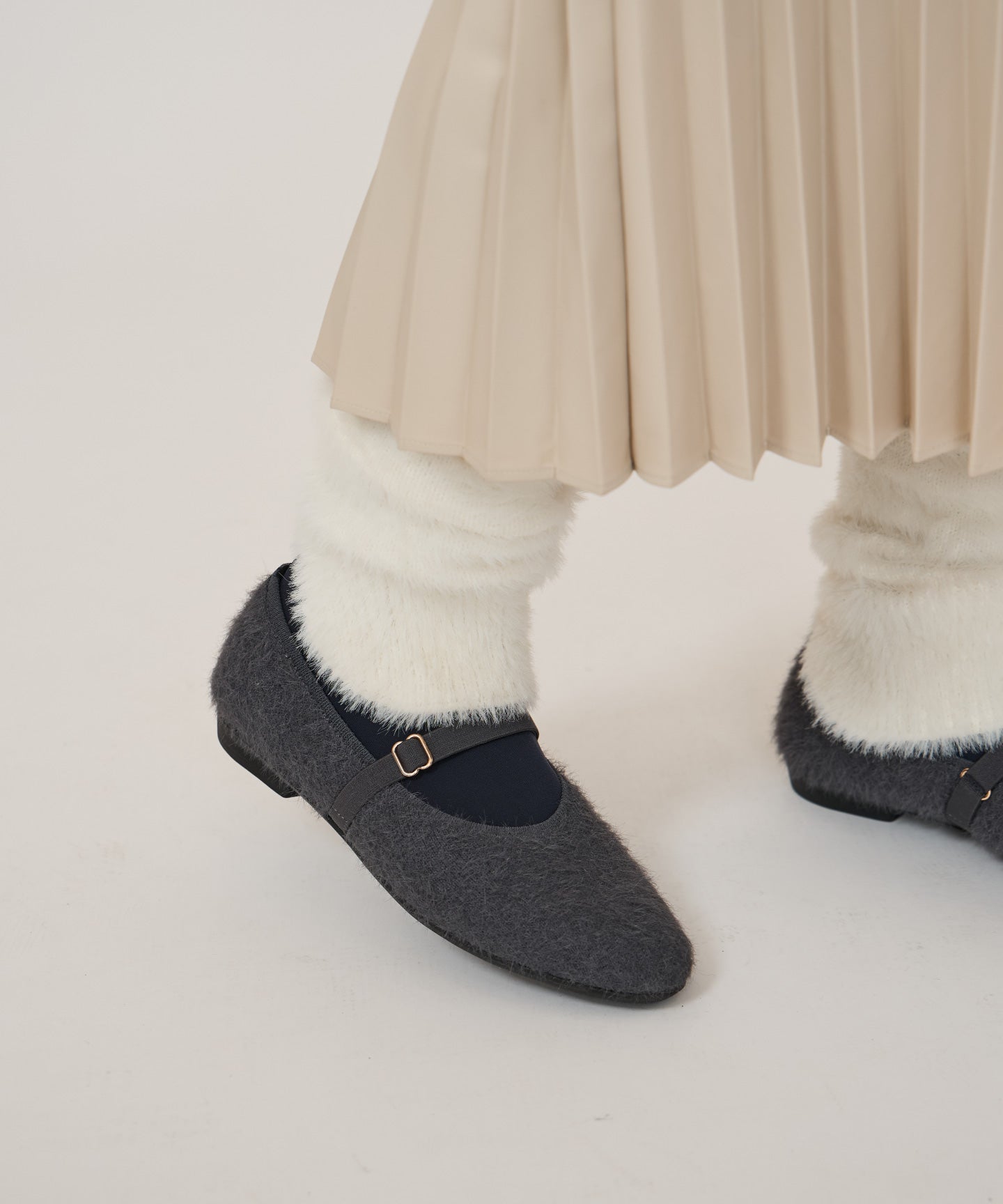 ラウンドファー パンプス